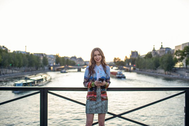 Emily in Paris - Season 1 - Emily in Paris - Filmfotos - Lily Collins