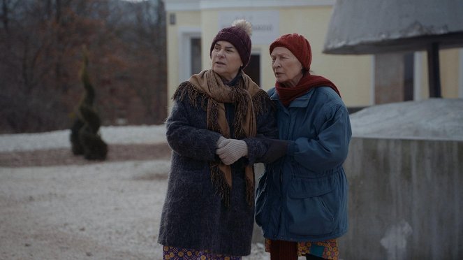 Drága örökösök - Season 1 - Negyvenhét, harmincegy, tizenhét… - Filmfotók - Györgyi Fekete, Emma Bessenyei