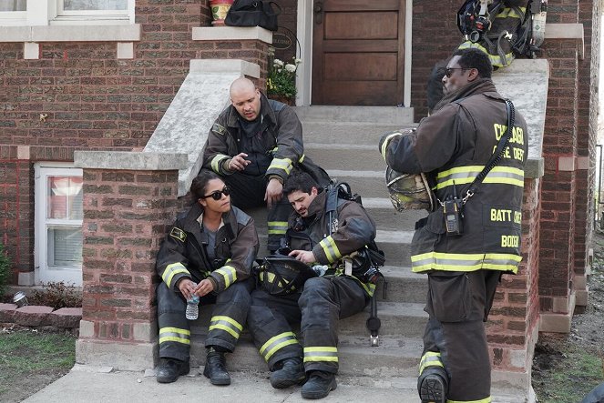 Chicago Fire - Spartakus - Z realizacji - Monica Raymund, Joe Minoso, Yuriy Sardarov, Eamonn Walker