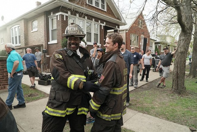 Chicago Fire - Spartacus - Van de set - Eamonn Walker, Jesse Spencer