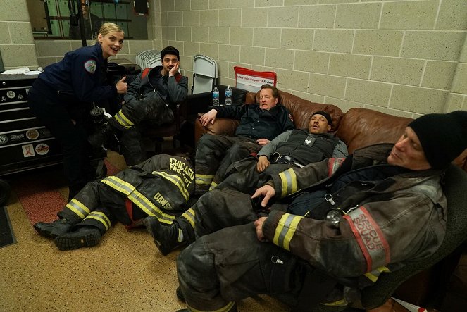 Chicago Fire - Alle für einen - Dreharbeiten - Kara Killmer, Yuriy Sardarov, Christian Stolte, Joe Minoso