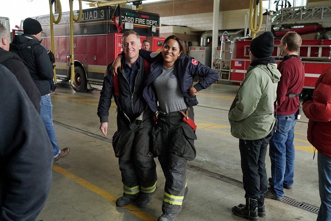 Chicago Fire - Spartacus - Van de set - David Eigenberg, Monica Raymund