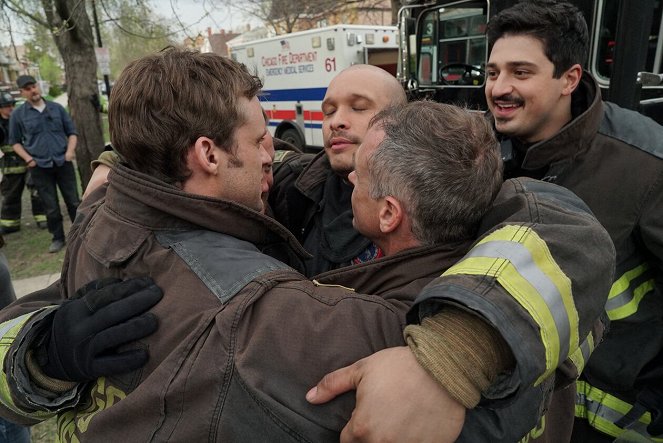 Chicago Fire - Alle für einen - Dreharbeiten - Jesse Spencer, Yuriy Sardarov