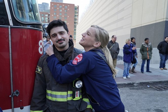 Chicago Fire - Category 5 - De filmagens - Yuriy Sardarov, Kara Killmer