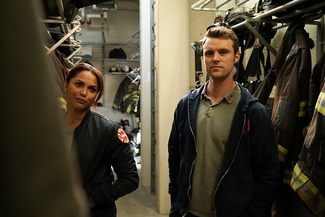 Chicago Fire - Category 5 - Making of - Monica Raymund, Jesse Spencer