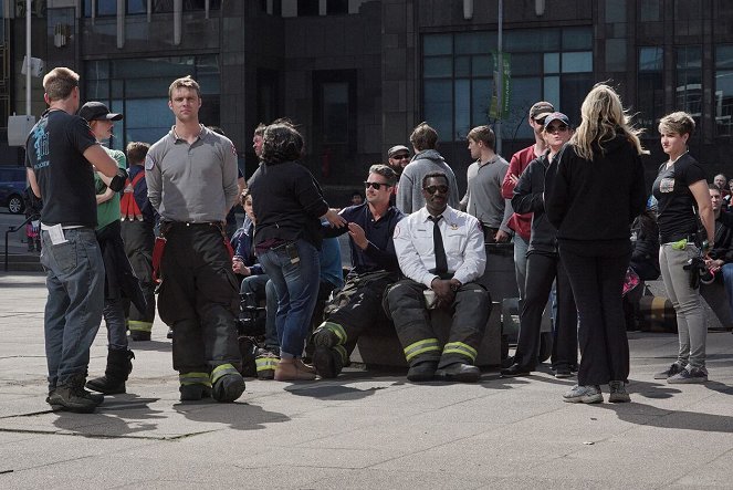 Chicago Fire - Der Spitzel - Dreharbeiten - Jesse Spencer, Taylor Kinney, Eamonn Walker