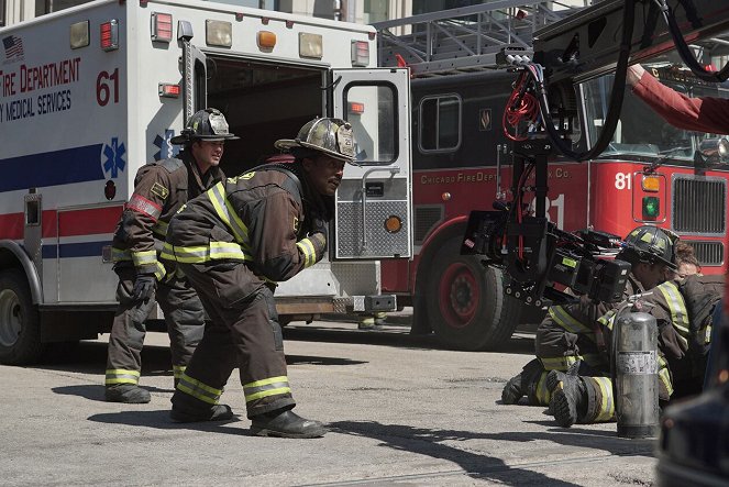 Chicago Fire - Category 5 - Del rodaje - Taylor Kinney, Eamonn Walker