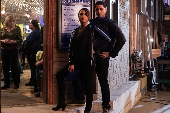 Chicago Fire - You Know Where to Find Me - Making of - Monica Raymund, Charlie Barnett