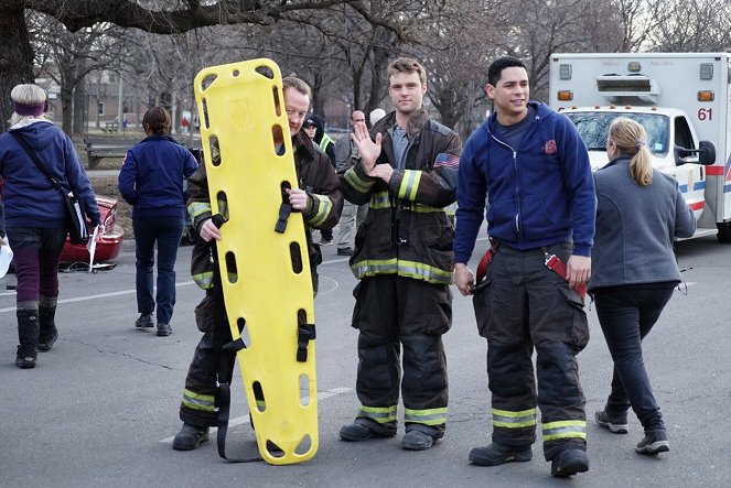 Chicago Fire - Tu sais où me trouver - Tournage - Christian Stolte, Jesse Spencer, Charlie Barnett