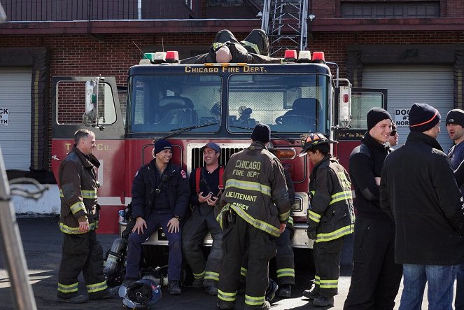 Chicago Fire - Am Limit - Dreharbeiten - David Eigenberg, Charlie Barnett, Taylor Kinney