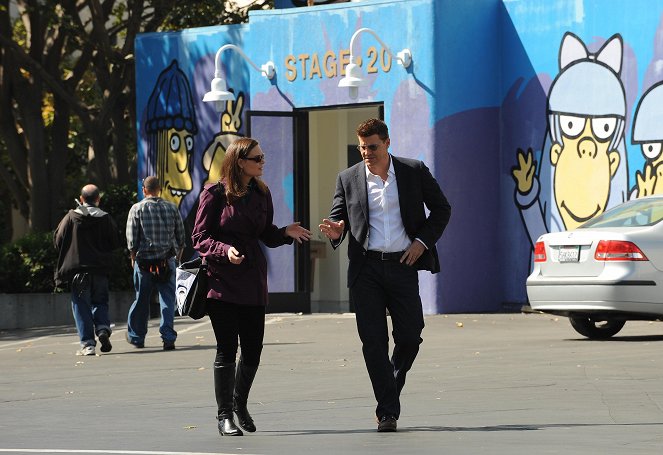 Bones - The Suit on the Set - Photos - Emily Deschanel, David Boreanaz