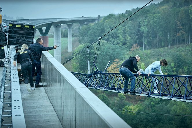 Alarm für Cobra 11 - Die Autobahnpolizei - Die ganze Wahrheit - Filmfotos - Erdogan Atalay, Anton Noori, Nadja Becker
