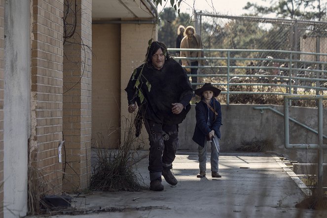 The Walking Dead - A Certain Doom - Photos - Norman Reedus, Cailey Fleming