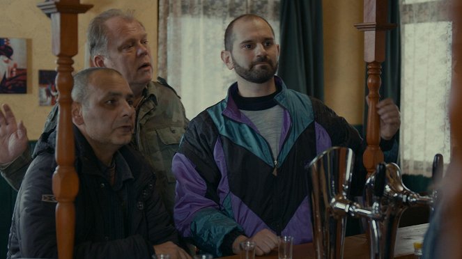 Drága örökösök - Tüntetés - De la película - Pál Nyári, Zsolt Szentiványi, Botond Csillag