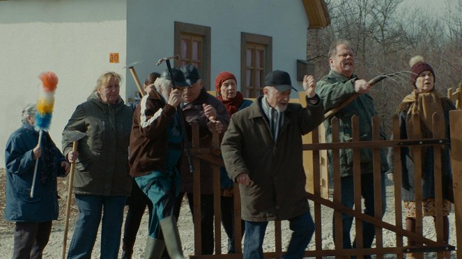 Drága örökösök - Tüntetés - De la película - Emma Bessenyei, Zsolt Szentiványi, Györgyi Fekete