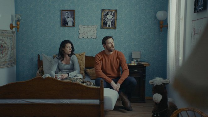 Drága örökösök - Csak barátok - De la película - Anna Horváth Sisa, Zalán Makranczi