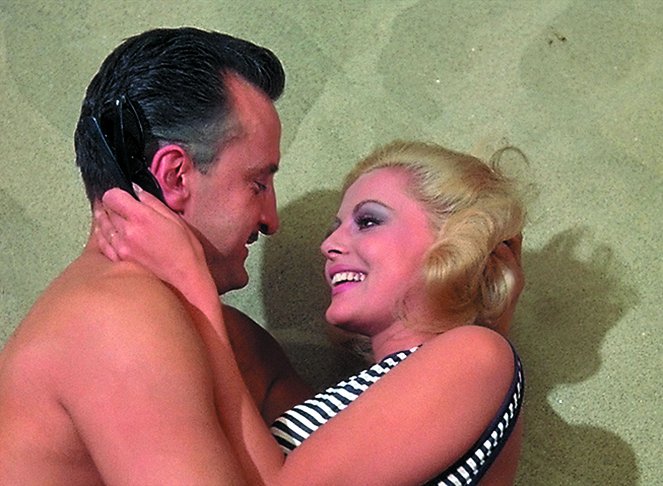 Not with My Wife, You Don't! - Z filmu - George C. Scott, Virna Lisi