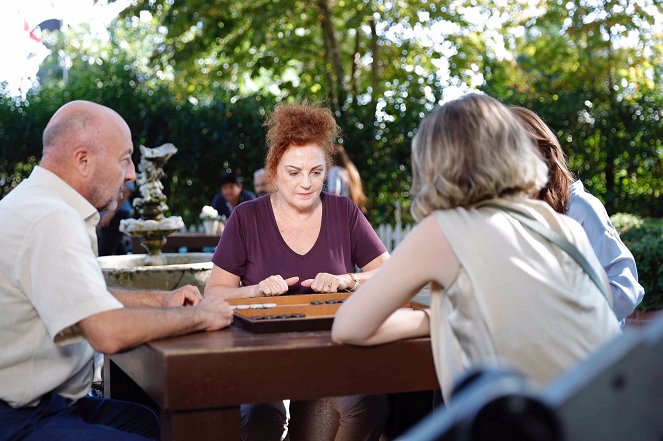 İyi Günde Kötü Günde - İşaretler - Film - Derya Alabora