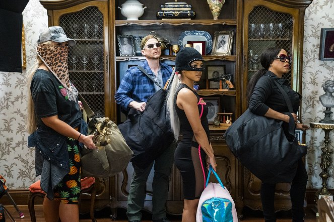Claws - What Is Happening to America - Photos - Kevin Rankin, Karrueche Tran, Niecy Nash