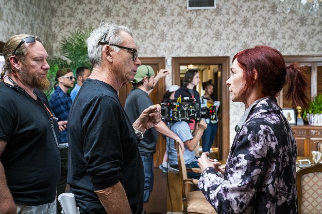 Claws - What Is Happening to America - Van de set - Carrie Preston