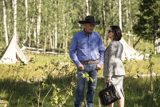 Yellowstone - Going Back to Cali - Van film - Kevin Costner, Wendy Moniz