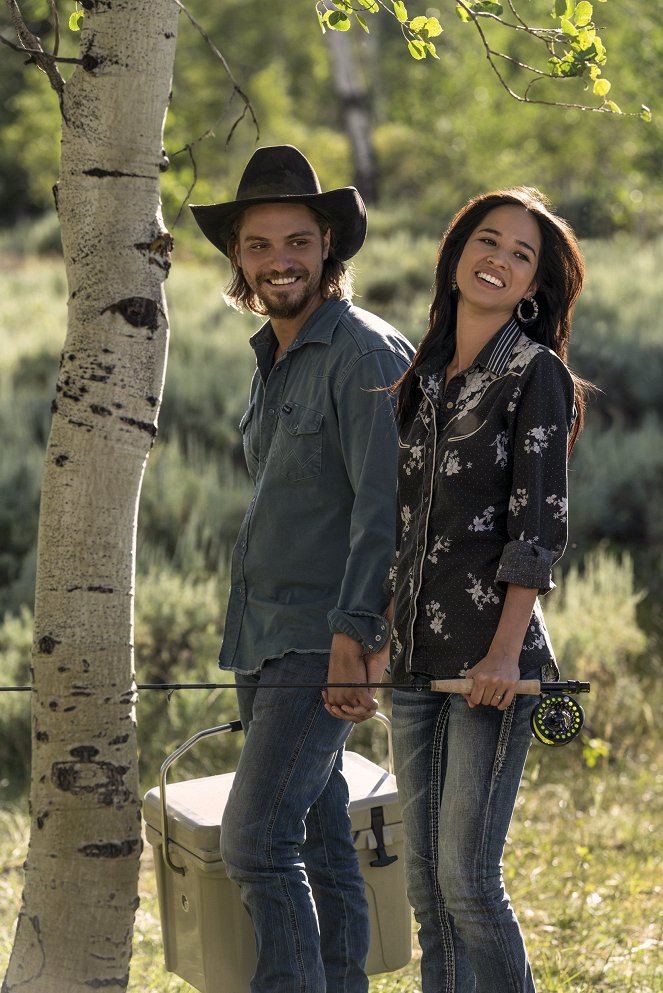 Yellowstone - Going Back to Cali - Photos - Luke Grimes, Kelsey Asbille