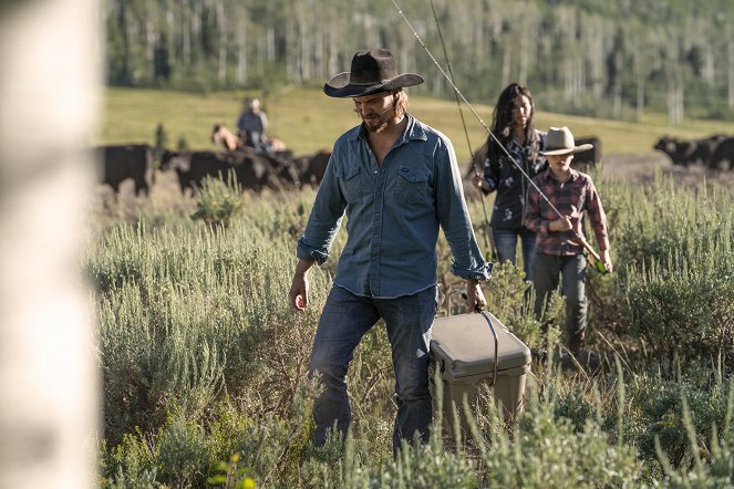 Yellowstone - Going Back to Cali - Film - Luke Grimes, Kelsey Asbille, Brecken Merrill