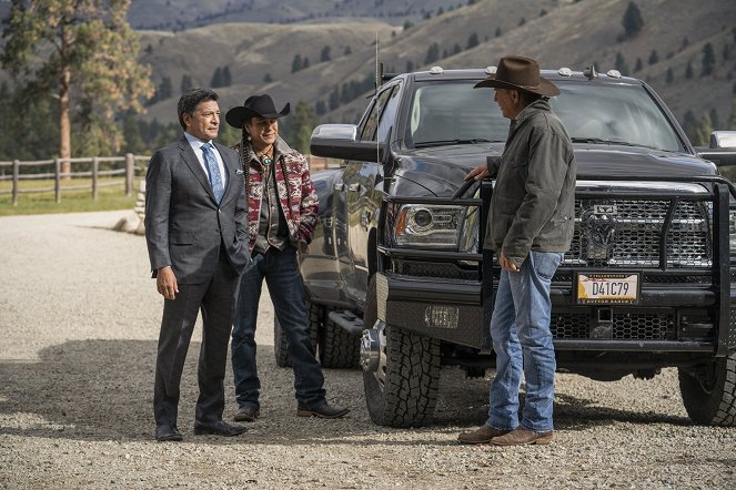 Yellowstone - Cowboys and Dreamers - Van film - Gil Birmingham, Moses Brings Plenty, Kevin Costner