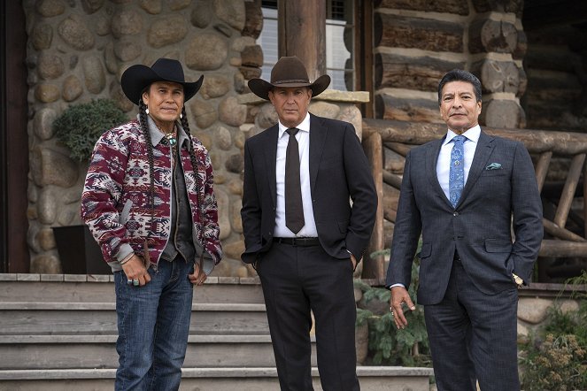 Yellowstone - Season 3 - Cowboys und Träumer - Dreharbeiten - Moses Brings Plenty, Kevin Costner, Gil Birmingham