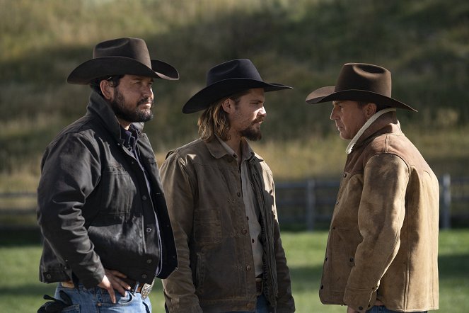 Yellowstone - Meaner Than Evil - Photos - Cole Hauser, Luke Grimes, Kevin Costner
