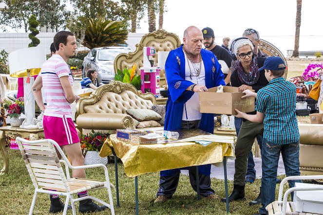 Claws - Season 2 - Shook - Photos - Evan Daigle, Dean Norris