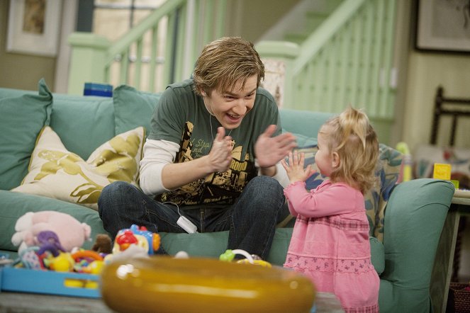 Good Luck Charlie - The Curious Case of Mr. Dabney - Filmfotos - Jason Dolley