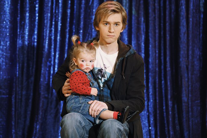 Good Luck Charlie - Charlie Goes Viral - Photos