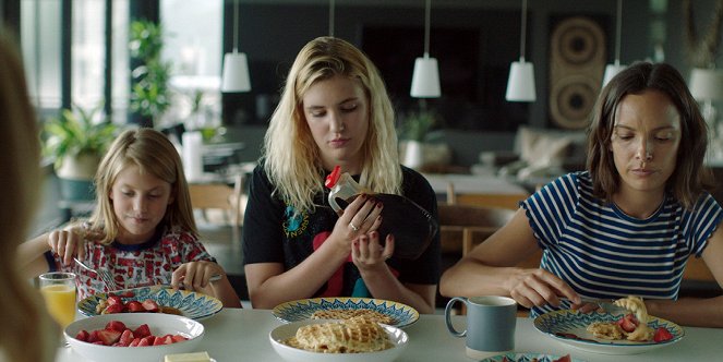 The Rest of Us - Z filmu - Abigail Pniowsky, Sophie Nélisse, Jodi Balfour