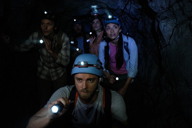 A barlang mélyén - Filmfotók - Benjamin Hoetjes, Luke Mitchell, Amali Golden