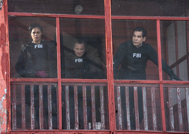 FBI: Most Wanted - Getaway - Photos - Roxy Sternberg, Julian McMahon, Nathaniel Arcand