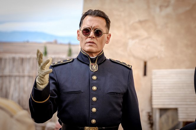 Czekając na barbarzyńców - Z filmu - Johnny Depp