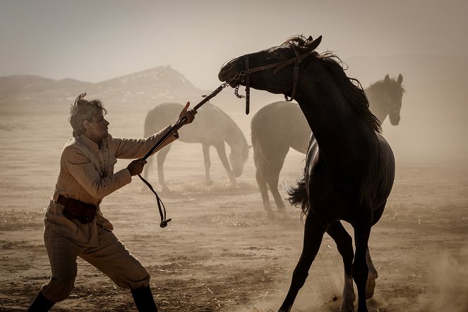 Waiting for the Barbarians - Van film