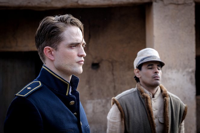 A Barbárokra várva - Filmfotók - Robert Pattinson