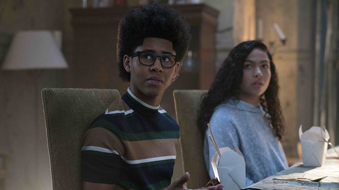 Marvel's Runaways - Getrennt - Filmfotos - Rhenzy Feliz, Allegra Acosta