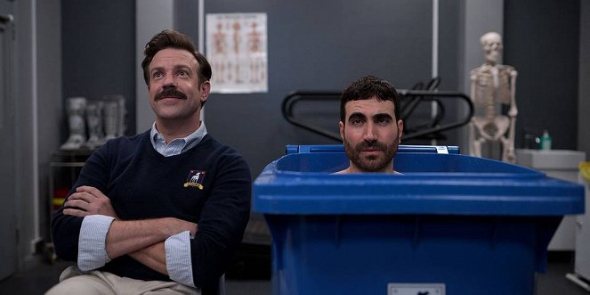 Ted Lasso - Przeprosiny - Z filmu - Jason Sudeikis, Brett Goldstein