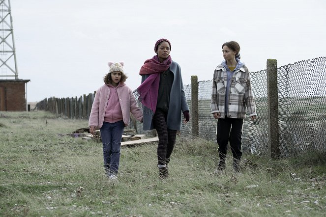 The Third Day - Monday - The Mother - Photos - Nico Parker, Naomie Harris, Charlotte Gairdner-Mihell