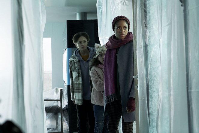 The Third Day - Monday - The Mother - Photos - Charlotte Gairdner-Mihell, Nico Parker, Naomie Harris