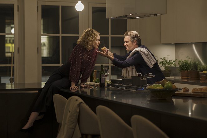 Modern Love - So He Looked Like Dad. It Was Just Dinner, Right? - Photos - Julia Garner, Shea Whigham