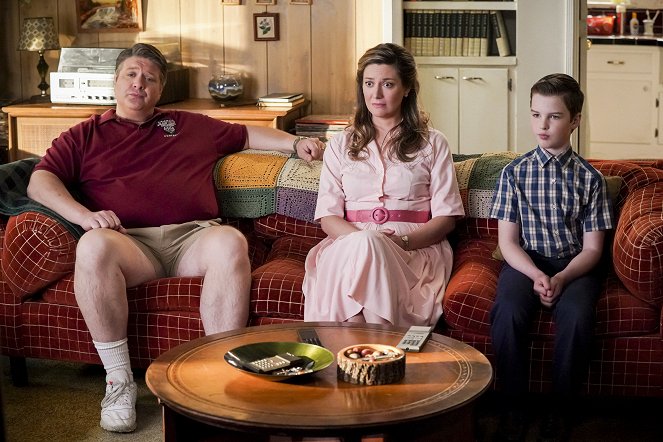 Young Sheldon - A Secret Letter and a Lowly Disc of Processed Meat - Van film - Lance Barber, Zoe Perry, Iain Armitage