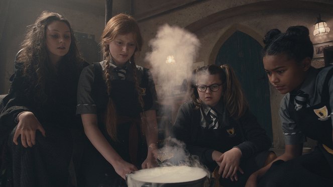 Čarodějnice školou povinné - Série 4 - Gertrude the Great - Z filmu - Elizabeth Dormer-Phillips, Tamara Smart