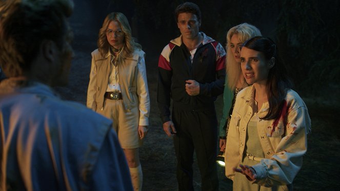 Amerikai Horror Story - 1984 - Filmfotók - Leslie Grossman, Gus Kenworthy, Billie Lourd, Emma Roberts