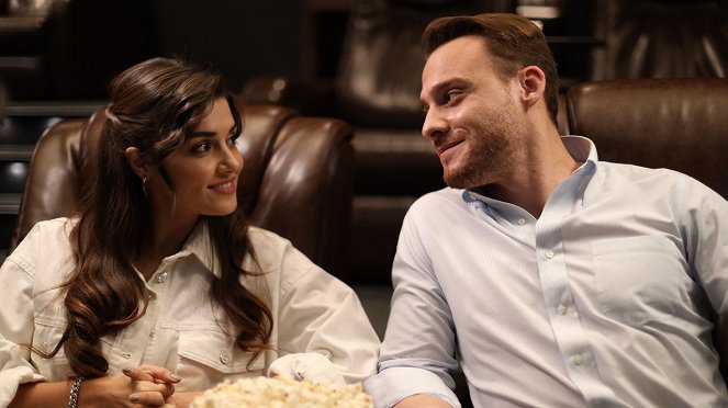 You Knock on My Door - Season 1 - Episode 14 - Photos - Hande Erçel, Kerem Bürsin