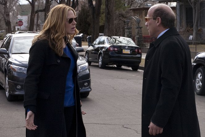 In Plain Sight - Season 5 - Four Marshals and a Baby - Van film - Mary McCormack, Paul Ben-Victor
