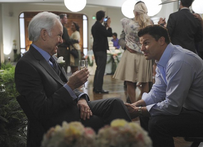 Bones - The Party in the Pants - Van de set - Robert Pine, David Boreanaz